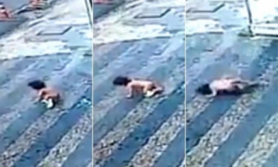 شاهد.. لحظة سقوط طفلة من الطابق الثاني