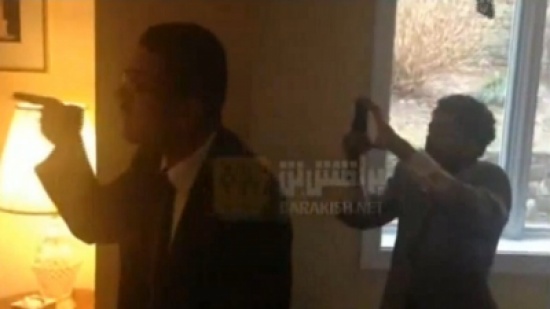 مغترب يمني يرمي وزير دفاع بلاده بعلبة