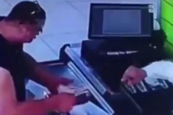 بالفيديو.. لص يغافل “كاشير” ويحصل منه على أموال زائدة بخفة