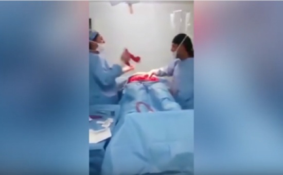 جراح وممرضة يرقصان أثناء عملية جراحية - فيديو جراح وممرضة يرقصان أثناء عملية جراحية - فيديو