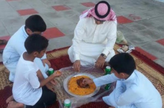 معلم يُقدِّم وجبة غداء لطلاب تأخر أولياء أمورهم معلم يُقدِّم وجبة غداء لطلاب تأخر أولياء أمورهم