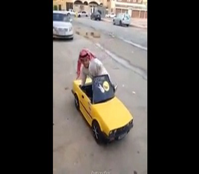 "قزم" سعودي يتفادى الزحام بأصغر سيارة في العالم