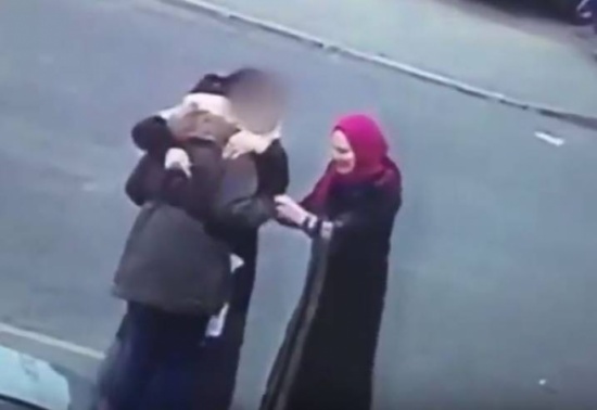 فيديو| احذروا .. عصابة نساء تسرق عن طريق “المعانقة”!