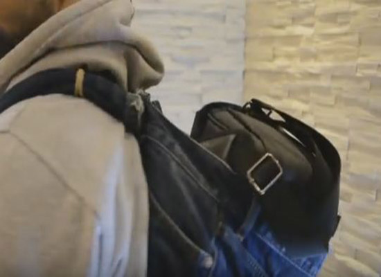 بالفيديو: كيف تحول سروال الجينز إلى حقيبة