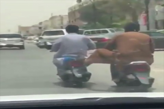 فيديو: سعودي يوثق أغرب مساعدة على الطريقة الباكستانية