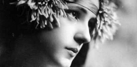 «إيفلين نسبيت» أول عارضة أزياء في العالم