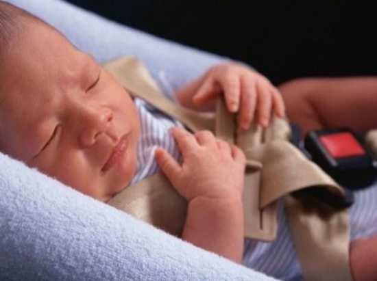 أطباء يحذرون من نوم الأطفال في السيارة