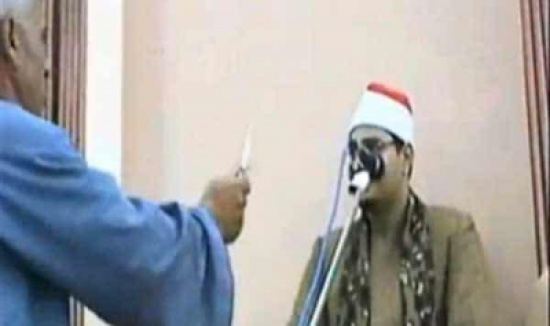 شاهد: مصري يشهر سلاحا أبيض بوجه قارئ للقرآن لإرغامه على استئناف التلاوة شاهد: مصري يشهر سلاحا أبيض بوجه قارئ للقرآن لإرغامه على استئناف التلاوة