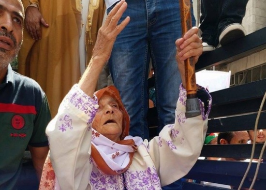 مسنة أردنية تشارك في مسيرة عمان تضامناً مع الأقصى مسنة أردنية تشارك في مسيرة عمان تضامناً مع الأقصى