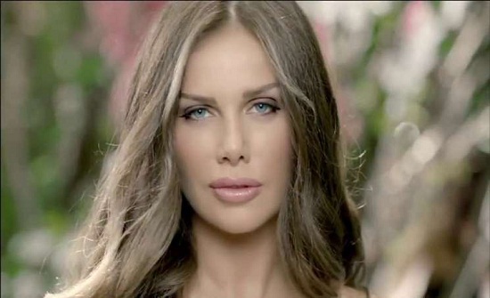 نيكول سابا بالمايوه في حمام السباحة.. وتغطي جسدها بهذه الطريقة! نيكول سابا بالمايوه في حمام السباحة.. وتغطي جسدها بهذه الطريقة!