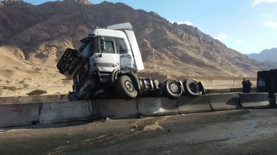تدهور صهريج نفط على الطريق الصحراوي واصابة السائق تدهور صهريج نفط على الطريق الصحراوي واصابة السائق