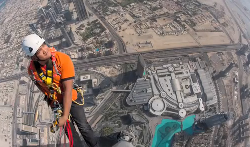 مغامر أميركي يصعد إلى قمة برج خليفة