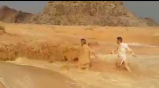 "متهوران" حاولا العبث مع السيول فقذفتهما بعنف