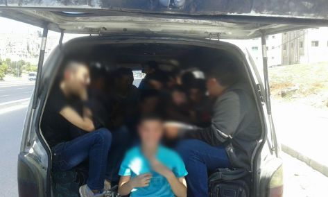 ضبط باص صغير يحمل 22 طالباً من مدرسة بعمان