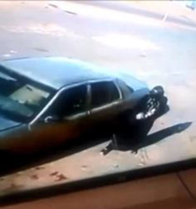 شاهد.. امرأة توثق اعتداء أحد الأشخاص على منزلها وسيارتها