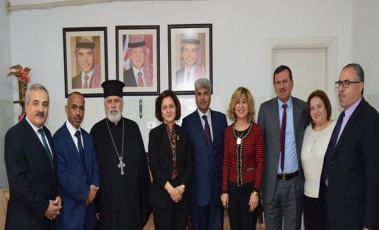 لطوف تتفقد عددا من جمعيات رعاية كبار السن والاطفال لطوف تتفقد عددا من جمعيات رعاية كبار السن والاطفال