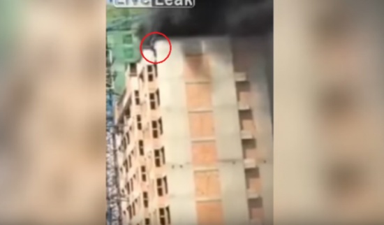 فيديو مروغّ| وقفوا يُصورون بينما زميلهم يواجه الموت والنيران!