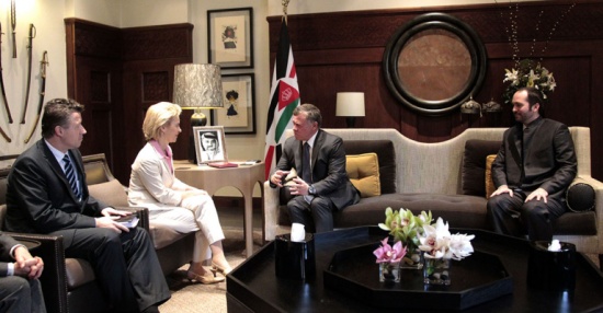 الملك يستقبل وزيرة الدفاع الألمانية