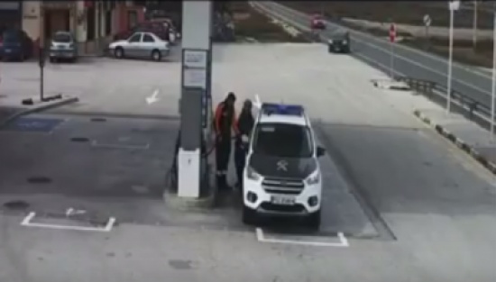 سائق متهور يصدم محطة وقود أثناء وجود الشرطة