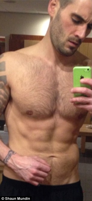 بالصور.. أب يحول جسده المترهل إلى مثالى في 18 أسبوع