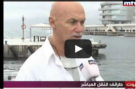 بالفيديو: حاول التقاط صورة فسقط في البحر