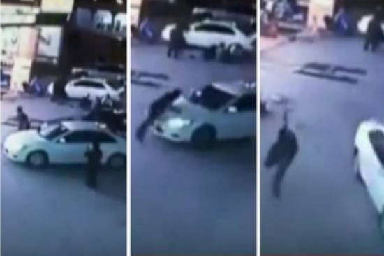 شاهد.. لص يسرق سيارة أمام صاحبها الواقف بجانبها