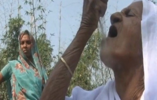 عجوز تأكل الرمل والحصى حفاظاً على صحتها!!