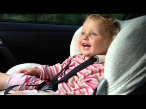 طفل يضحك كلما زادت سرعة السيارة