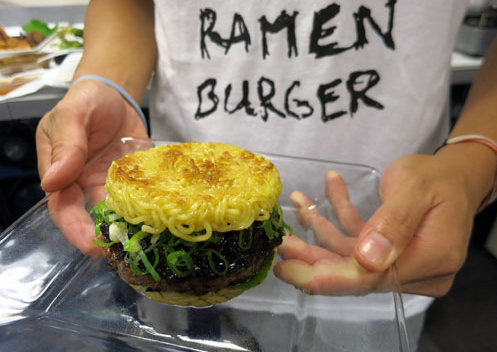 "برغر النودلز".. ابتكار جديد في عالم الطعام