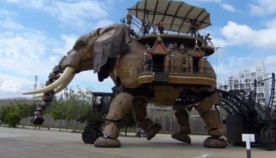 شاهد...لأول مرة فيلة ضخمة في شوارع باريس