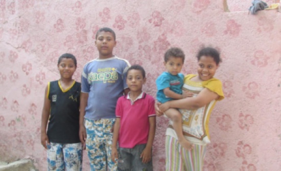 عائلة علي تعيش في فناء منزل بعد سقوط سقفه