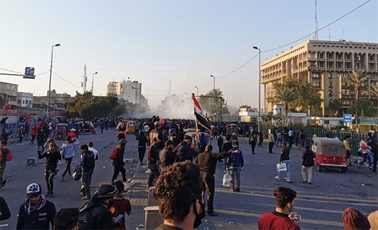 بالفيديو : استمرار الصدامات وإطلاق نار في ساحة الوثبة ببغداد بالفيديو : استمرار الصدامات وإطلاق نار في ساحة الوثبة ببغداد