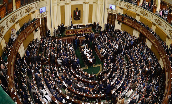 البرلمان يوافق على قانون "تحصين" قادة الجيش المصري.. ونواب معارضون يرفضونه البرلمان يوافق على قانون "تحصين" قادة الجيش المصري.. ونواب معارضون يرفضونه