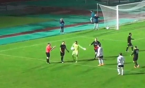 خطأ تحكيمي يدفع المعلق على الاستقالة على الهواء ( فيديو ) خطأ تحكيمي يدفع المعلق على الاستقالة على الهواء ( فيديو )