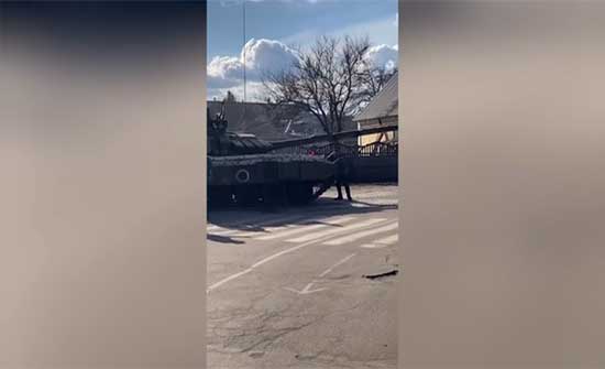 مواطن أوكراني يحاول التصدي لدبابة روسية في تشيرنيهيف .. بالفيديو مواطن أوكراني يحاول التصدي لدبابة روسية في تشيرنيهيف .. بالفيديو