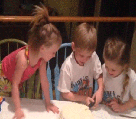 بالفيديو.. ردة فعل طفل بعد معرفته أنه سيحصل على أخت "ثالثة"