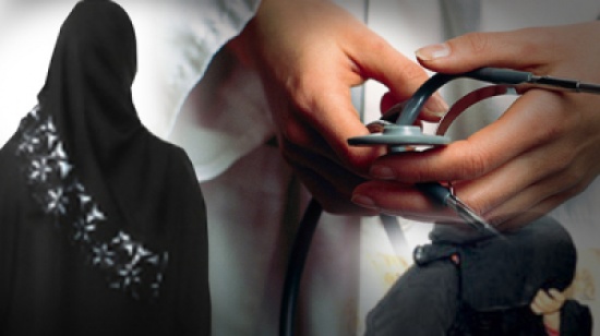 طبيب يعتدي على ممرضة بالضرب ويكشف حجابها داخل مستشفى