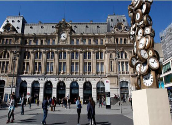 فرنسا تنوي تخصيص ساحة للعراة في باريس