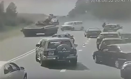 بالفيديو : دبابة تسحق سيارة في إشارة مرور