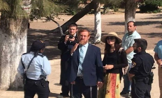 متطرف يهودي بارز يقتحم الأقصى بذكرى وفاة زوجته