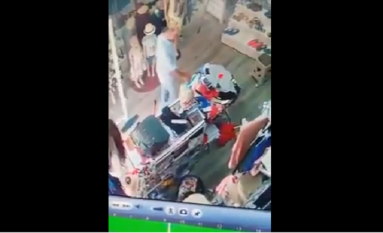 بالفيديو : لحظة سرقة «عجوز» محل ملابس بالفيديو : لحظة سرقة «عجوز» محل ملابس