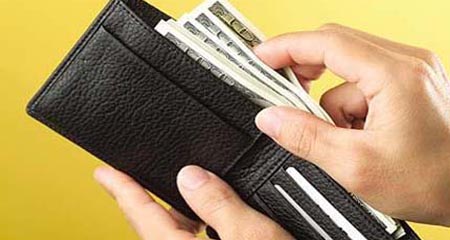 تكريم طالب امين سلم محفظة فيها عثر عليها في الطفيلة تكريم طالب امين سلم محفظة فيها عثر عليها في الطفيلة