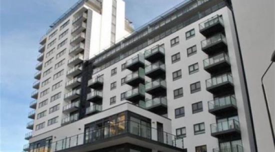 تايلاندية تهوي من الطابق السابع أثناء محاولتها الاختباء