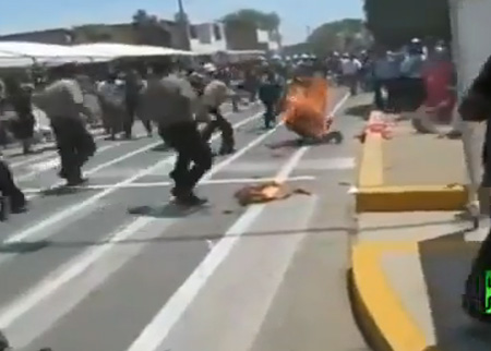 احتراق احد الجنود اثناء عرض عسكري في البيرو