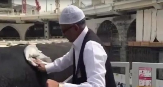 شاهد: كيف يتم تنظيف كسوة الكعبة يومياً للحفاظ عليها من الغبار شاهد: كيف يتم تنظيف كسوة الكعبة يومياً للحفاظ عليها من الغبار