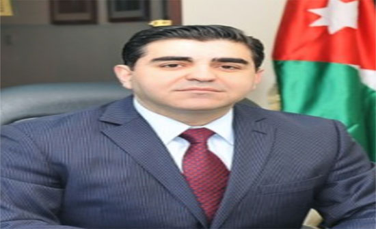 رئيس جامعة العلوم والتكنولوجيا يكرم الطالبة مرعي رئيس جامعة العلوم والتكنولوجيا يكرم الطالبة مرعي