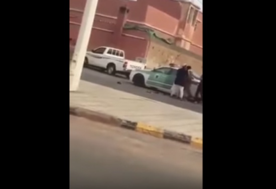 فيديو| مشاجرةٌ جماعية ضحيتها رجل أمن فيديو| مشاجرةٌ جماعية ضحيتها رجل أمن