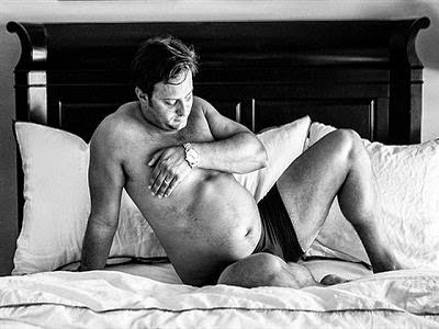 بالصور.. رجل يتحول إلى "امرأة حامل" إرضاءً لزوجته