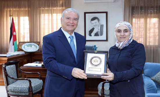 وزير التربية يكرم معلمة حازت على جائزة المعلم المبدع عربيا
