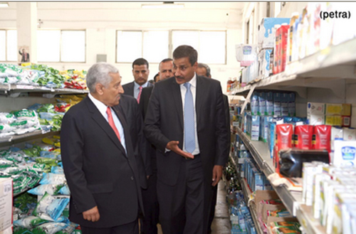 النسور يتفقد سوق المؤسسة الاستهلاكية المدنية في عين غزال